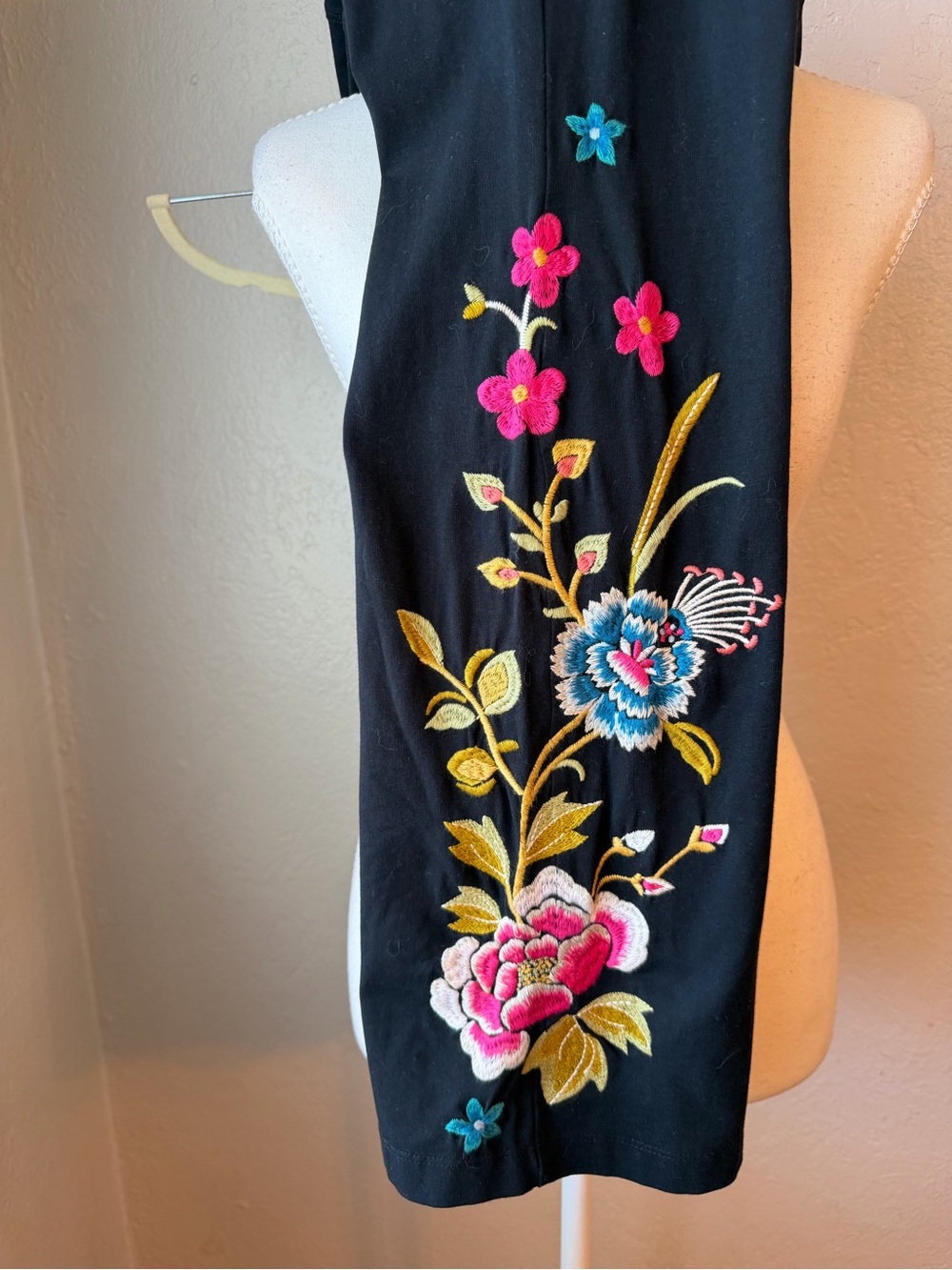 Johnny Was Embroidered Leggings size Small